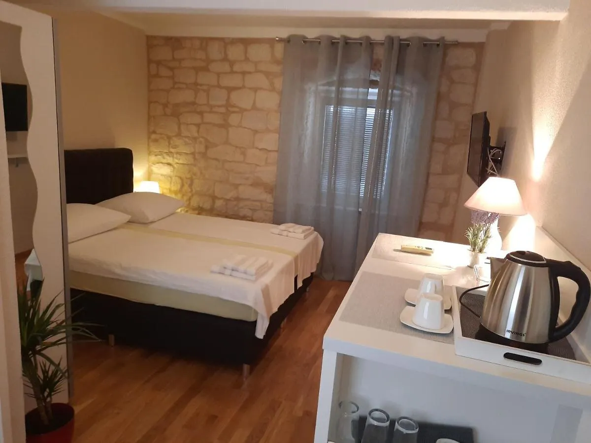 Carol Rooms Trogir Guest house