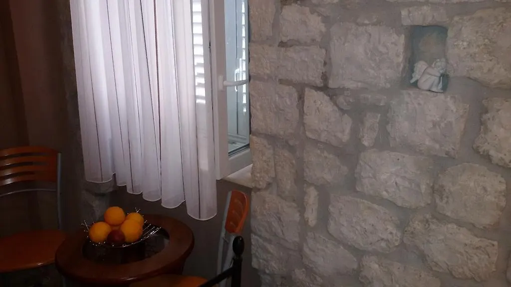 Carol Rooms Trogir Guest house