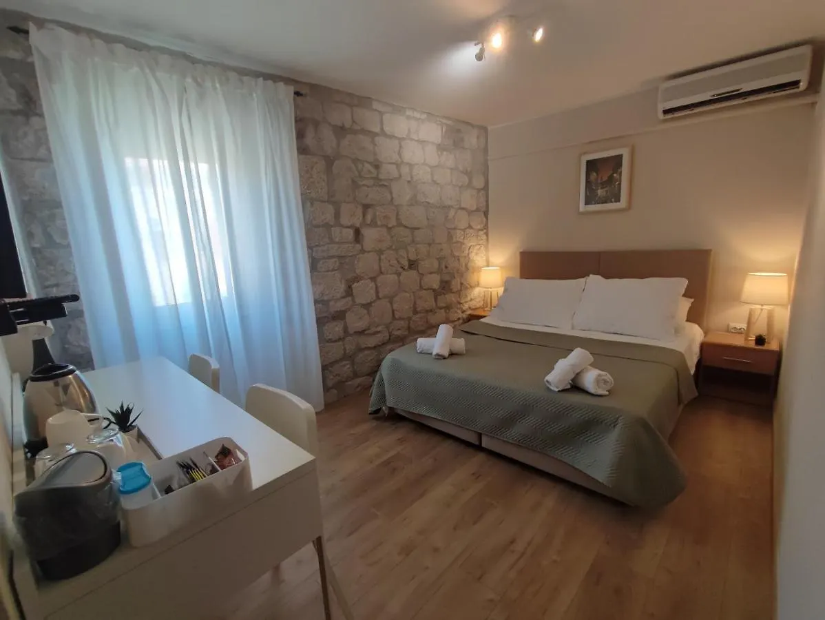 Carol Rooms Trogir Guest house