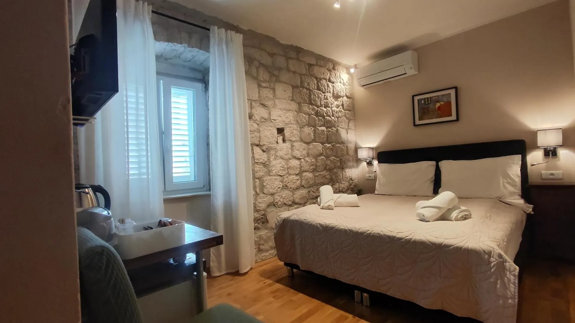 Carol Rooms Trogir Guest house