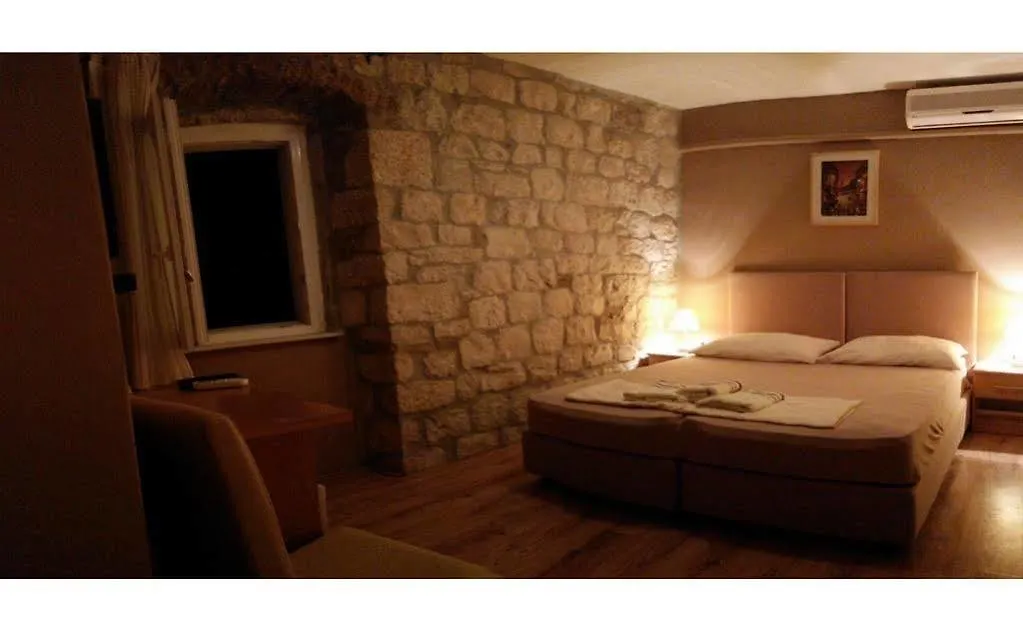 Carol Rooms Trogir Guest house