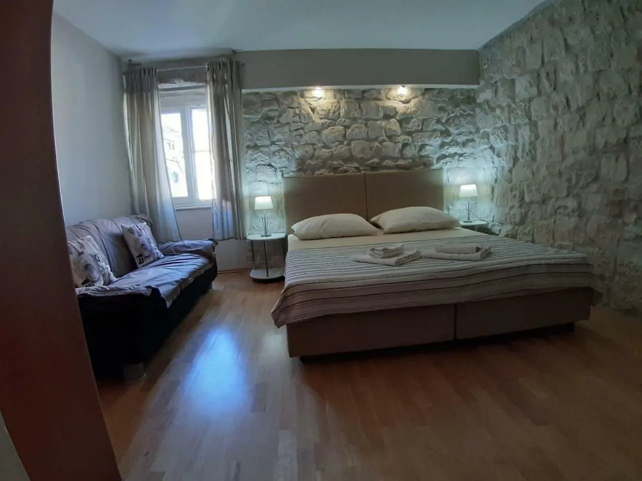 Carol Rooms Trogir Guest house