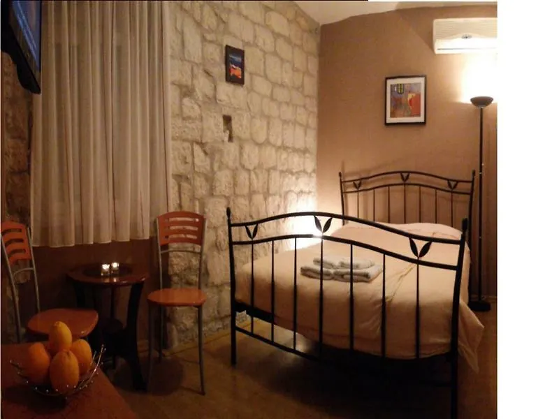 Carol Rooms Trogir Guest house